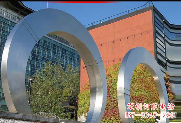 常州城市空间里的不锈钢圆环雕塑