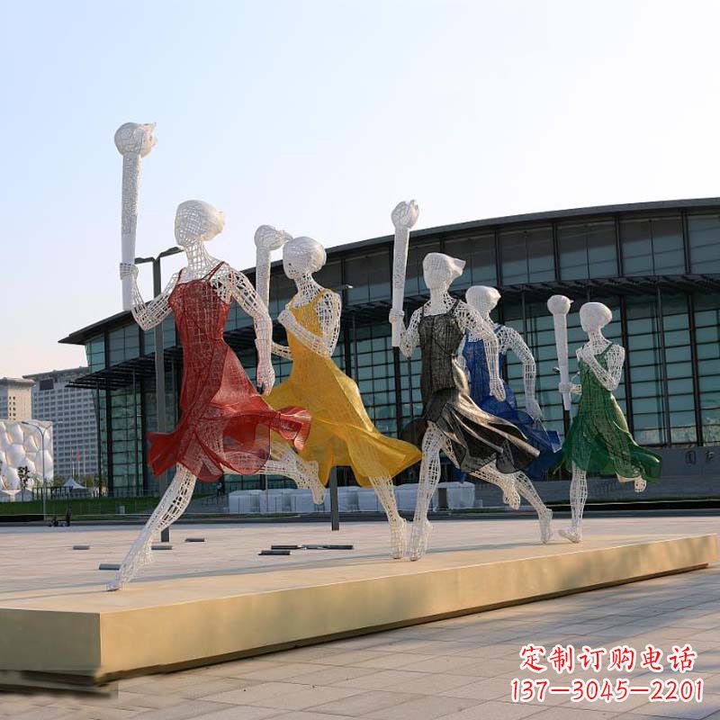 常州城市街道广场持火炬跑步的美女雕塑