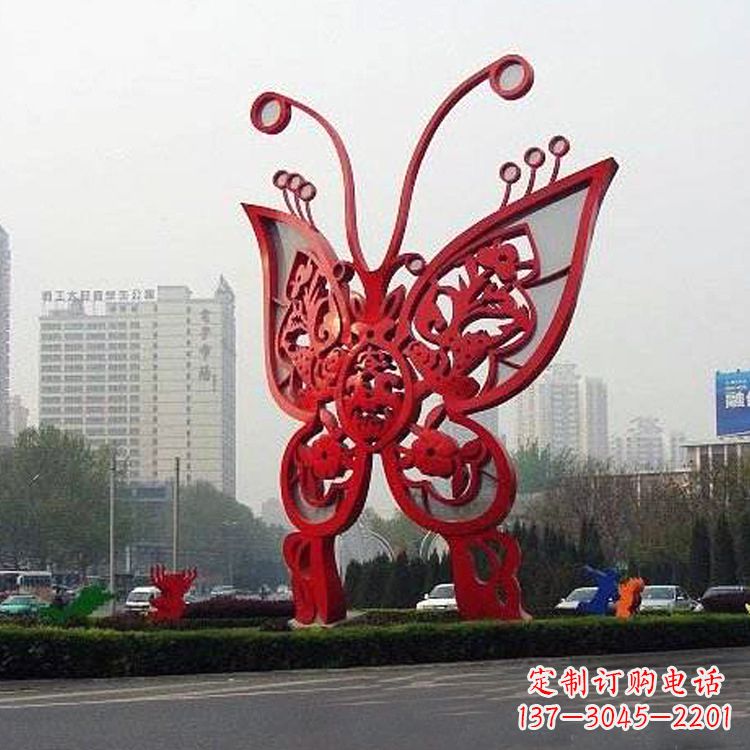 常州绿化带上的大型红色蝴蝶雕塑