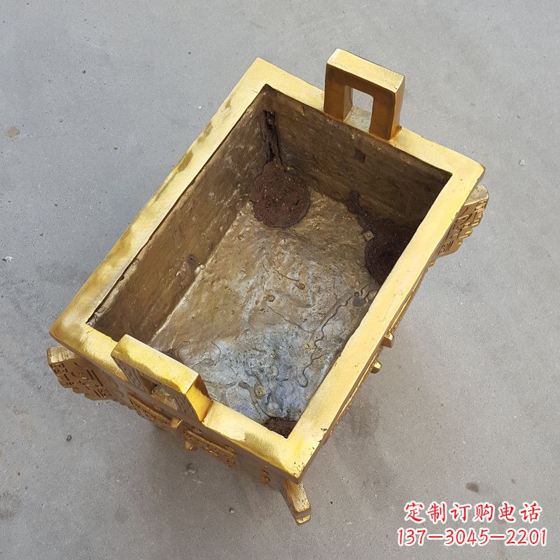 常州以纯铜铸造的金色香炉鼎