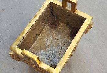 常州以纯铜铸造的金色香炉鼎