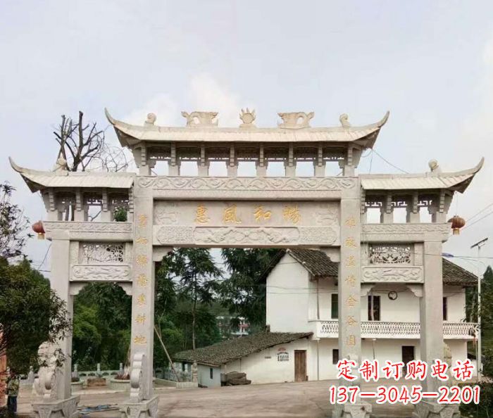 常州村口三门石雕牌楼精美的雕塑杰作