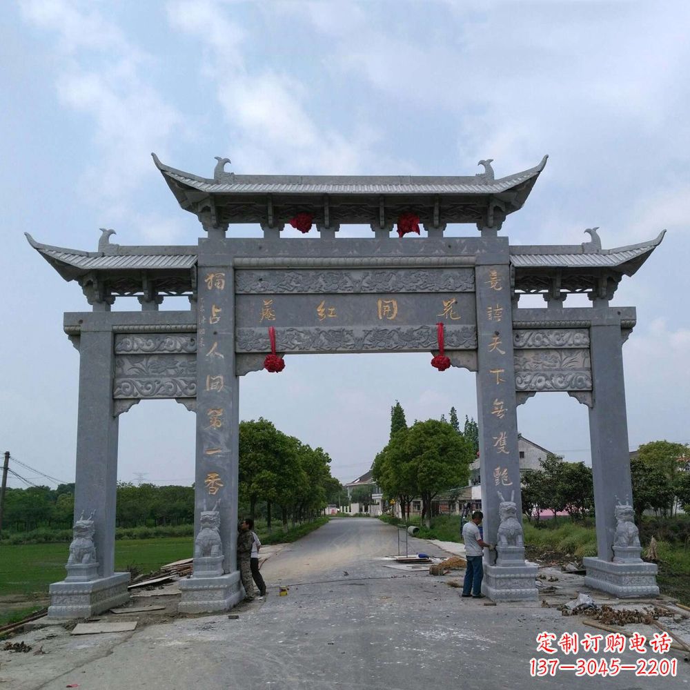 常州青石三门牌坊雕塑传承中国古典文化