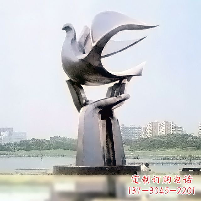 常州雕像上面站一只鸽子