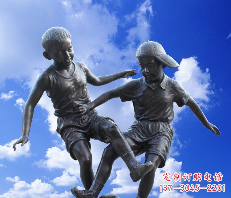 常州校园玻璃钢仿铜儿童踢球景观雕塑