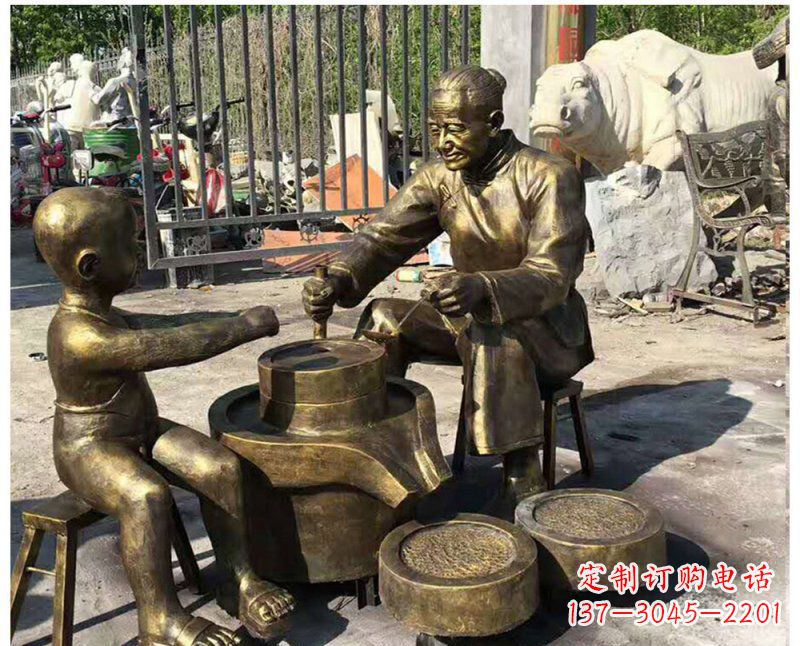 常州传承传统,细节丰富的把老人磨豆浆雕塑