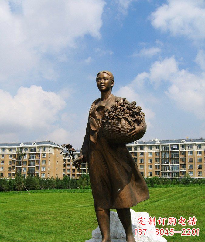 常州传统精美少数民族雕塑——抱花篮的少数民族女孩