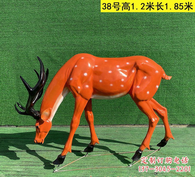 常州以玻璃钢精心制作的梅花鹿雕塑