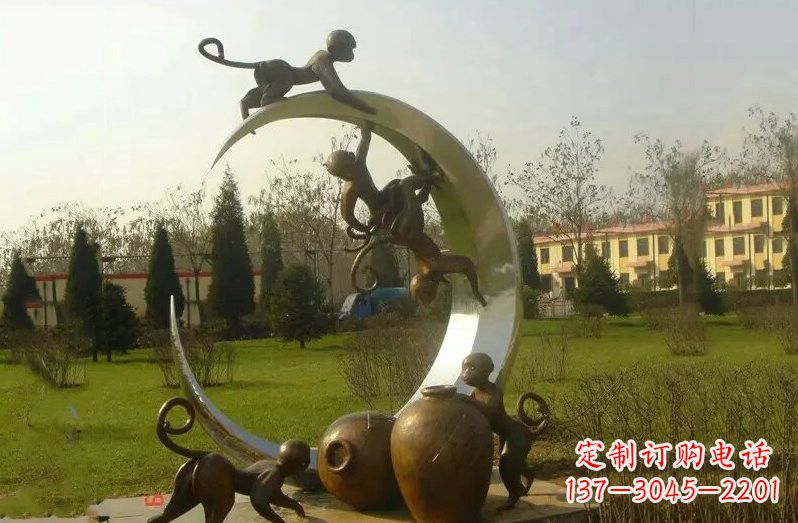 常州不锈钢猴子拉月亮雕塑