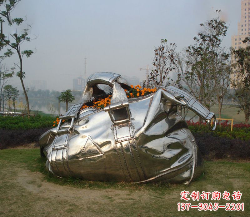 常州不锈钢手提包雕塑--传承经典,拥有独特之美