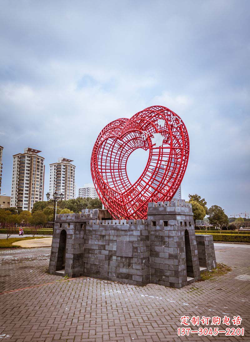 常州拥抱和平的心以心型和平鸽雕塑传递心意