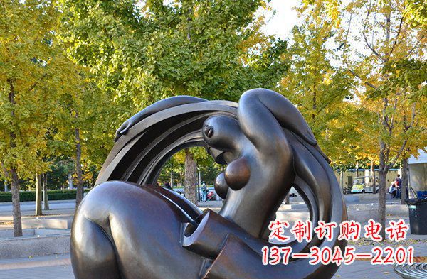 常州公园抽象女人人物铜雕