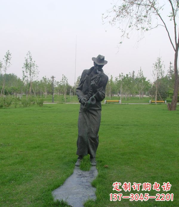 常州公园吹萨克斯人物铜雕