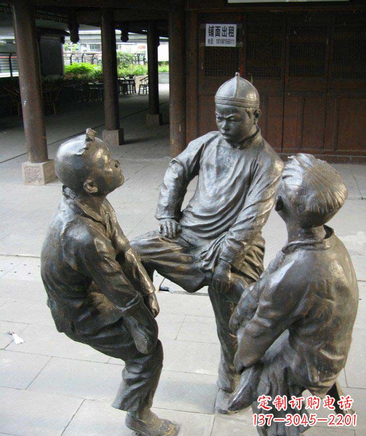 常州铜雕男孩斗鸡小品雕塑