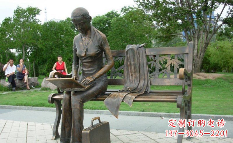 常州公园看电脑的女孩人物铜雕