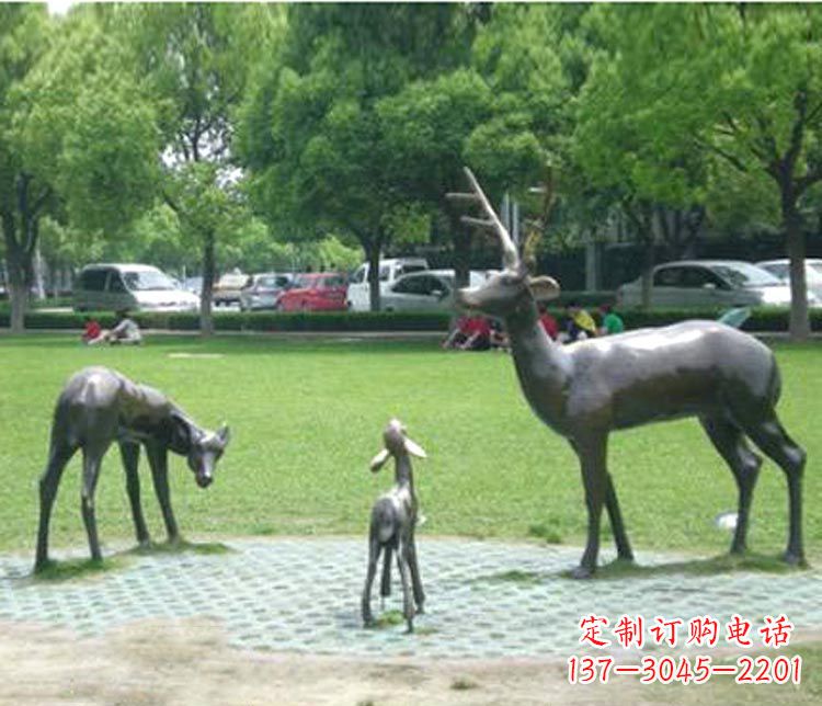 常州梦幻般的雕塑——梅花鹿一家三口铜雕