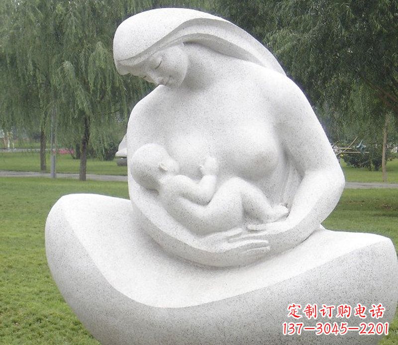 常州公园母亲喂奶石雕