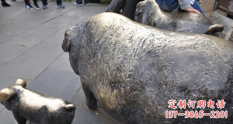 常州公园精美母子猪铜雕