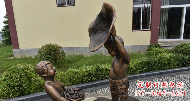 常州公园拿着帽子装核桃的小男孩小品铜雕