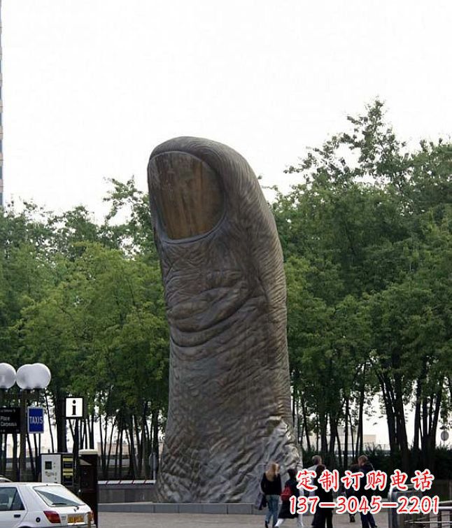 常州公园竖着的大拇指景观铜雕