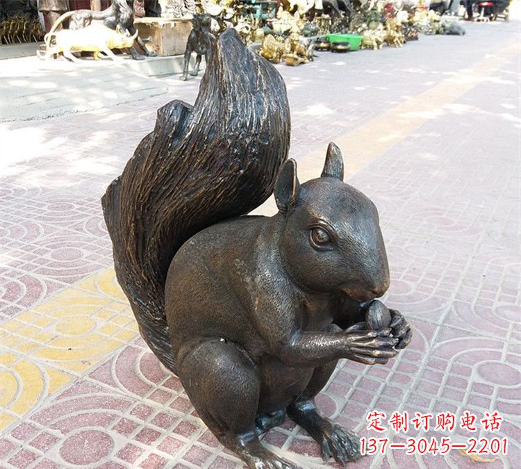 常州令人惊叹的松鼠铜雕塑