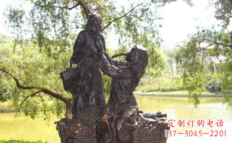常州温馨铜雕公园里喂母亲吃荔枝的女孩