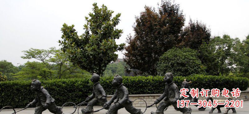 常州公园小孩推铁圈小品铜雕