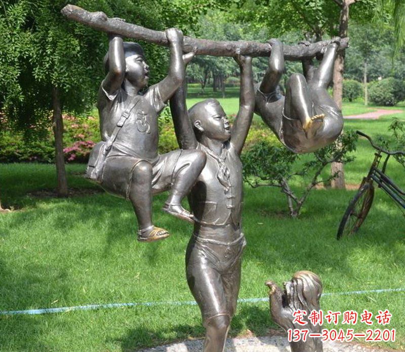 常州公园捉着树枝玩耍的小孩小品铜雕