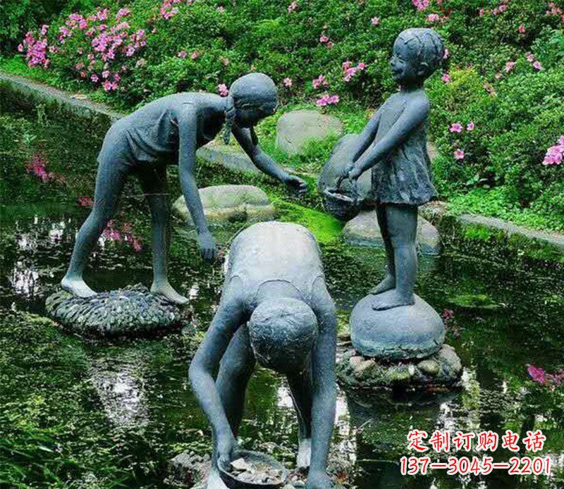 常州公园捉螃蟹的小孩小品铜雕