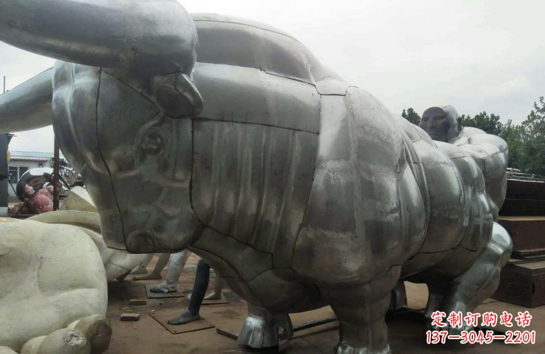常州中领雕塑:复古拓荒牛不锈钢雕塑