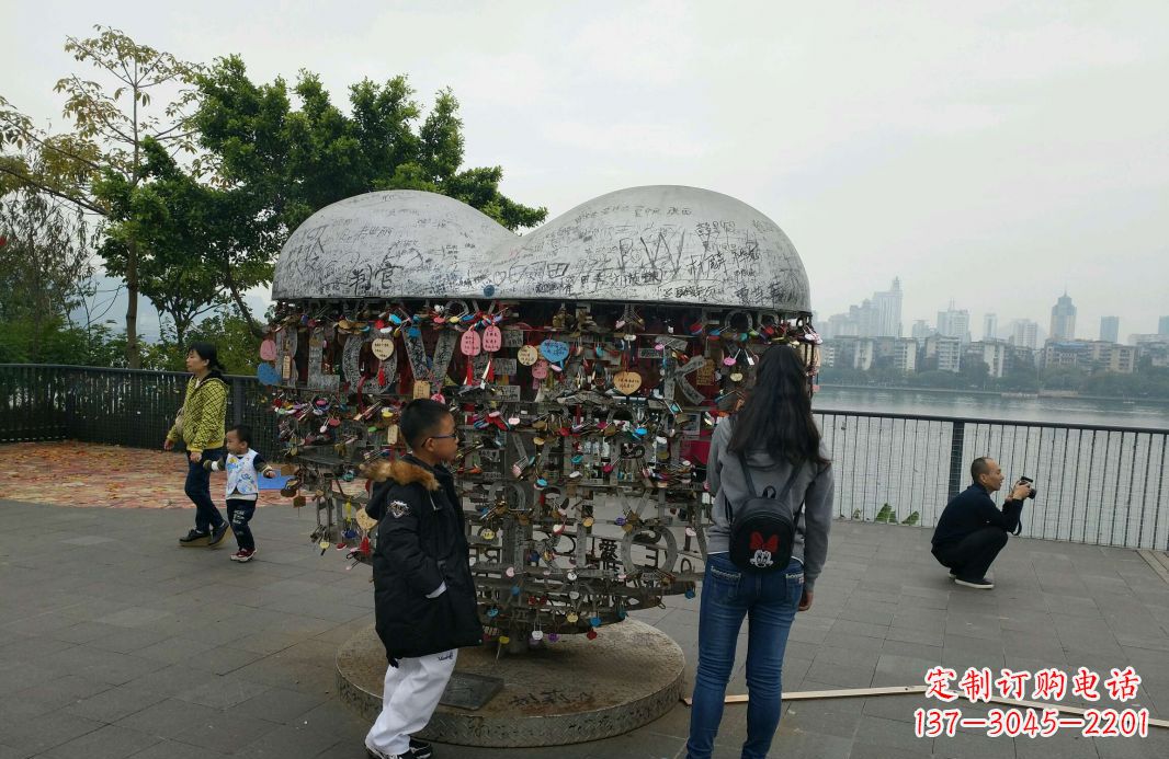 常州不锈钢英文字母镂空景观雕塑