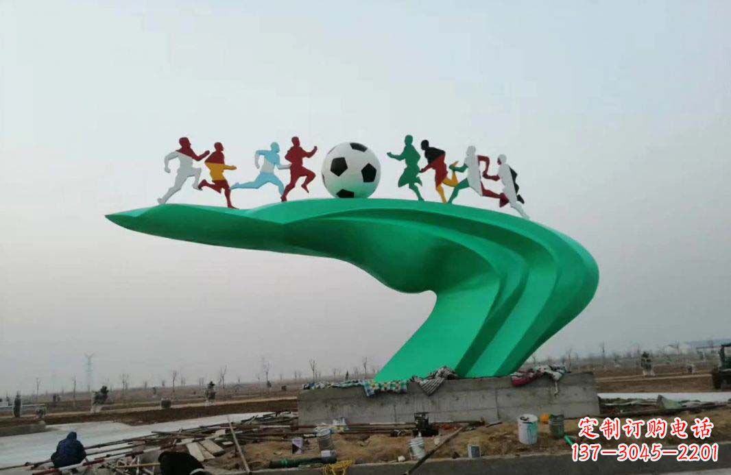 常州广场大型不锈钢踢足球运动雕塑