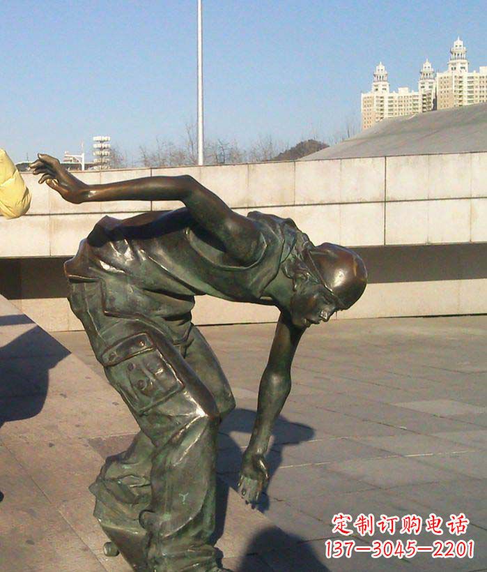 常州中领雕塑:青年景观铜雕