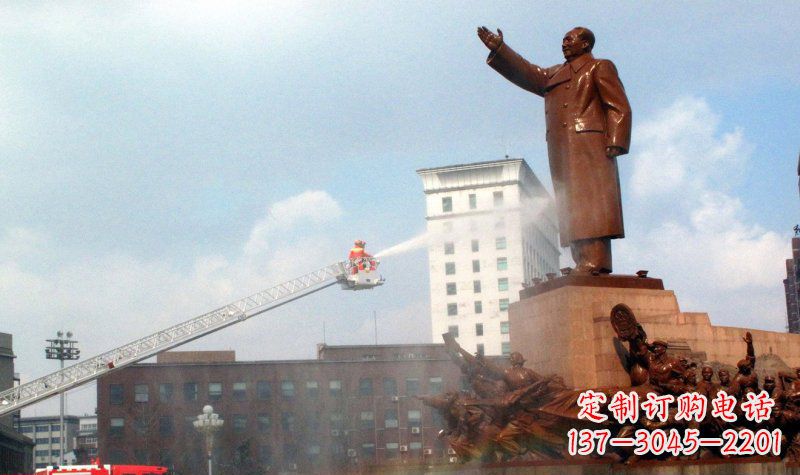 常州广场挥手的毛主席景观铜雕