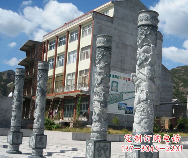常州以龙柱为原型的十二生肖石雕