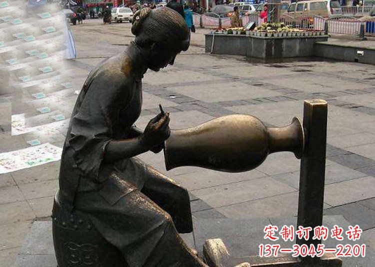 常州广场铜雕修花盆人物雕塑