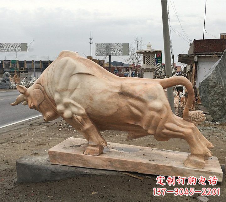 常州象征力量的广场晚霞红牛雕塑