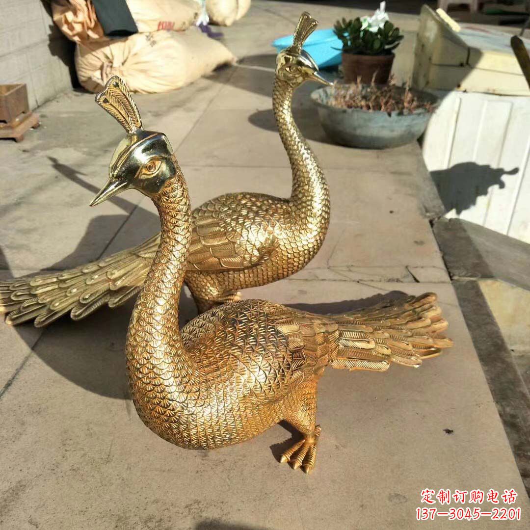 常州高贵典雅的黄铜雕刻孔雀雕塑