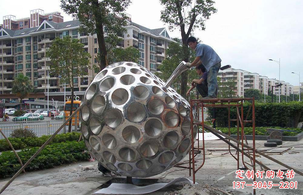 常州精心打造的街边苹果雕塑