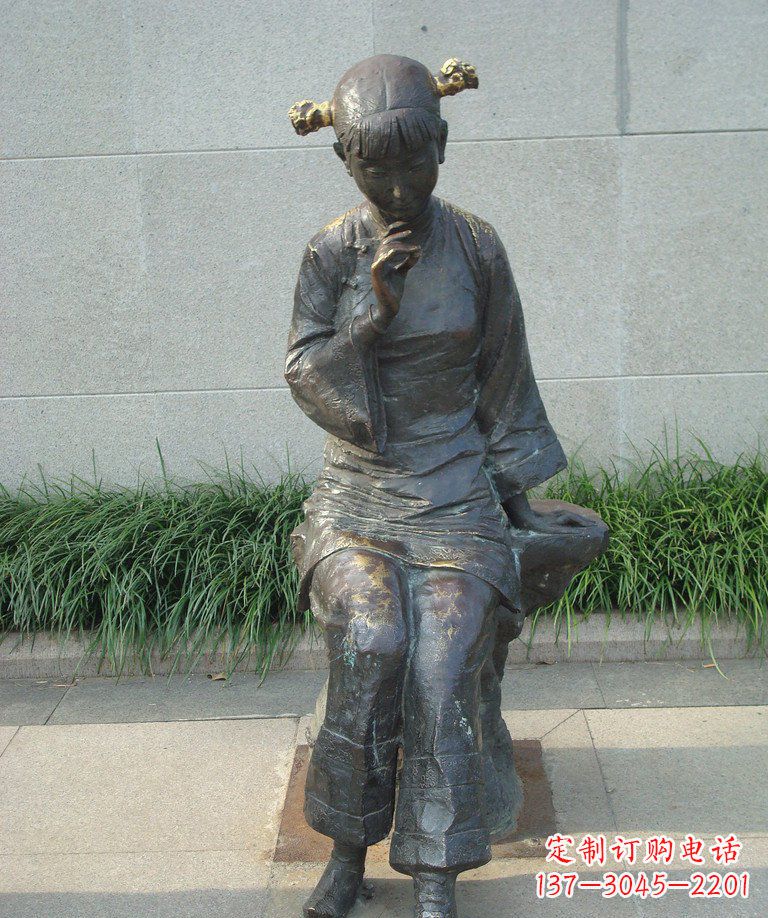 常州描绘心灵世界的街边低头思考的女孩景观铜雕