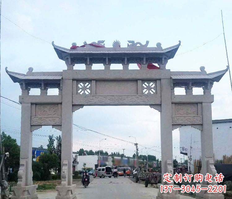 常州街边三门牌坊石雕