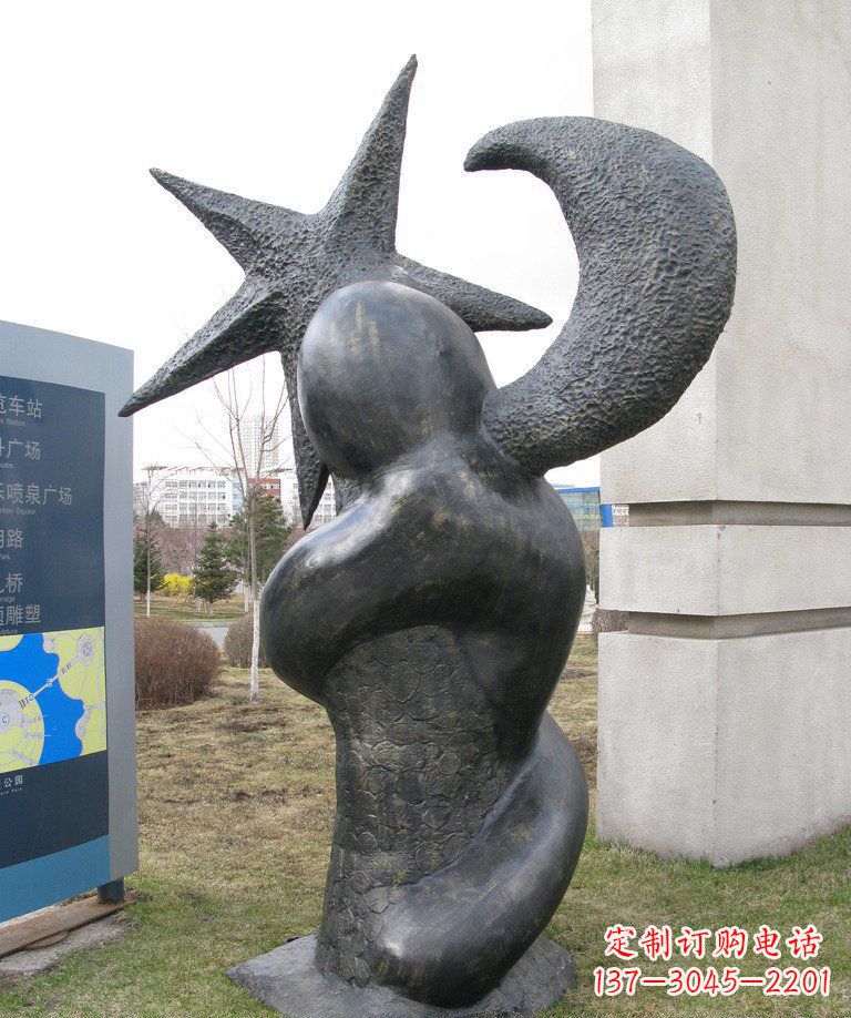 常州街边星星月亮景观铜雕是由中国领雕塑定制的…