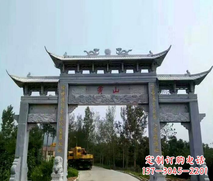 常州景区三门石雕牌楼,是一种典型的古典建筑风…