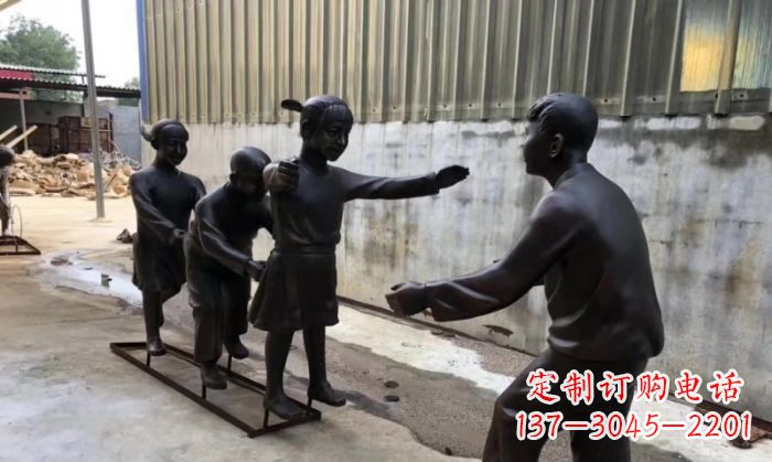 常州华中领雕塑出品——老鹰捉小鸡铜雕