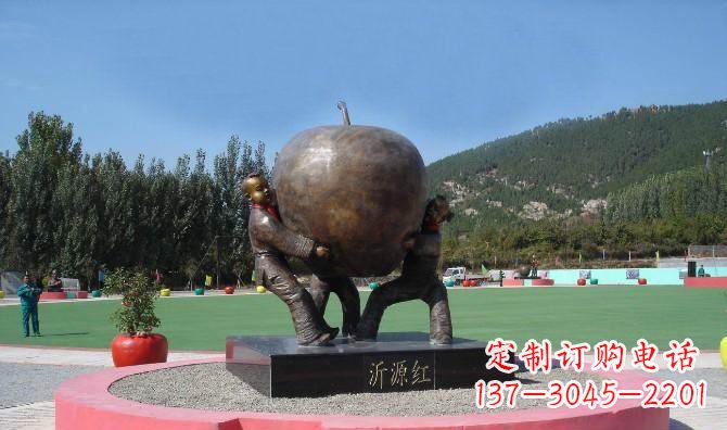 常州苹果融入两岁小孩的生活——公园铜雕