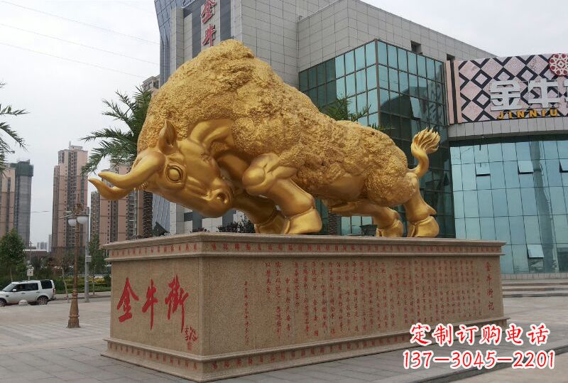 常州鎏金开荒牛铜雕像,城市街道景观动物雕塑