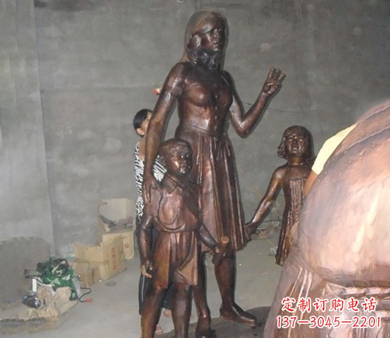 常州中领雕塑非常荣幸推出一款特别的母亲雕塑,…