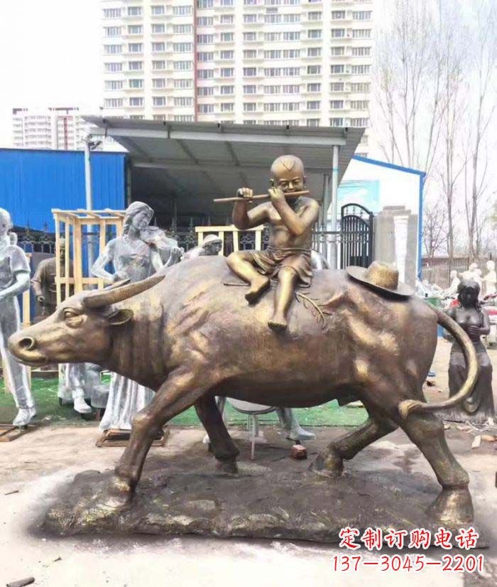 常州专为儿童量身定制的牧童骑在牛背吹笛铜雕