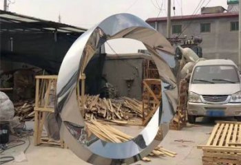 常州镜面不锈钢几何圆环雕塑，经典永恒之美
