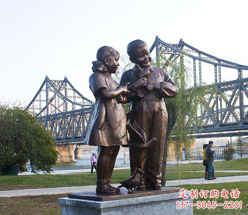 常州拿着鸽子的小男孩和小女孩人物铜雕